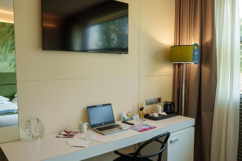 Standard Twin Room image 4