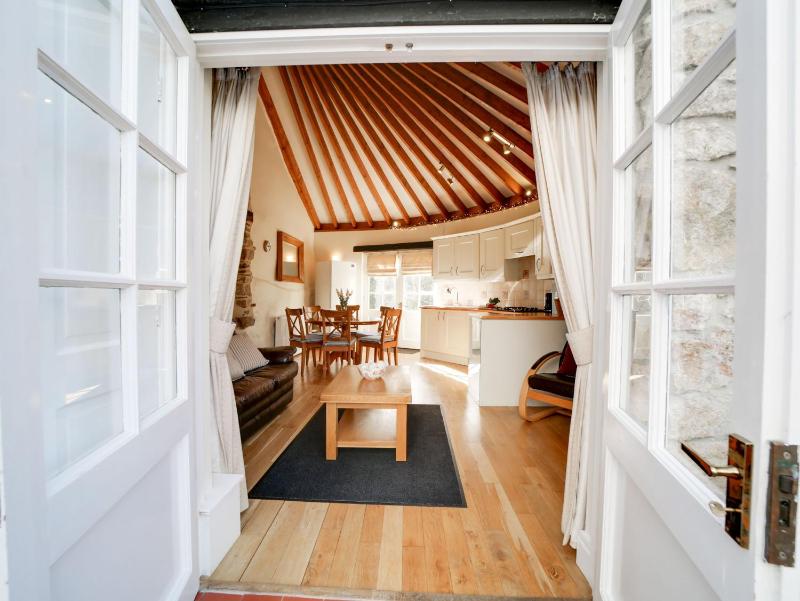 Dolphin Cottage - image 6