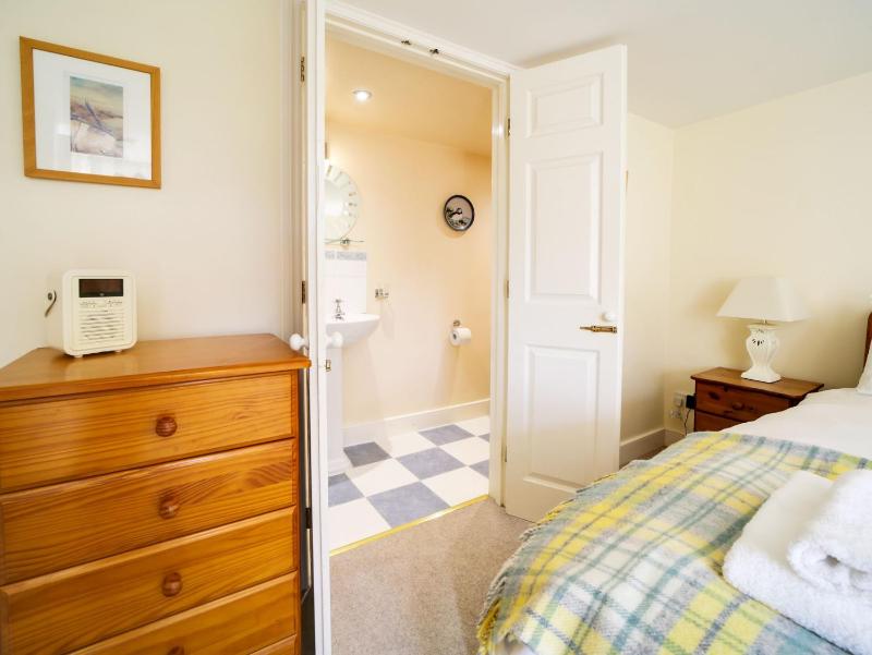 Dolphin Cottage - image 37