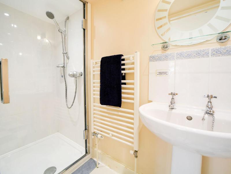 Dolphin Cottage - image 34