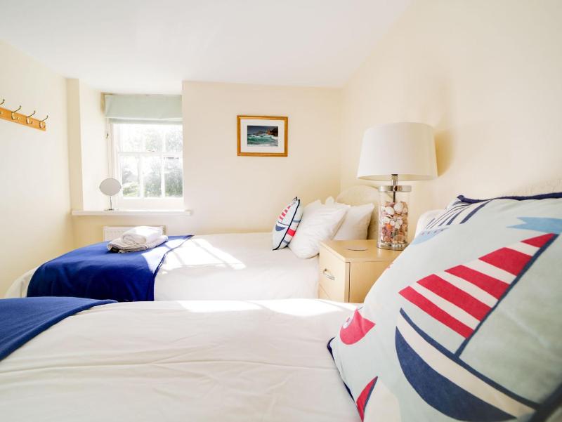 Dolphin Cottage - image 33