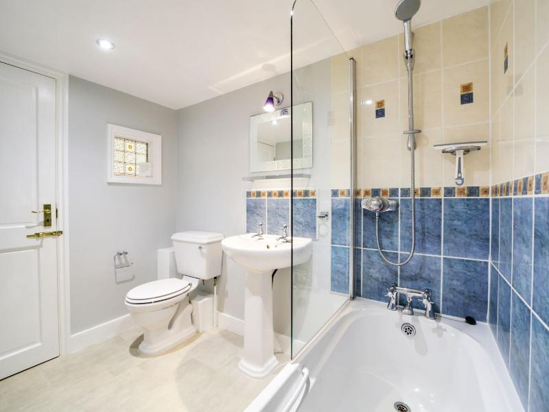 Dolphin Cottage - image 28