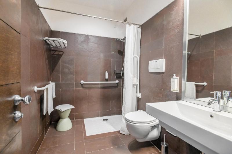 Double Room Single Use - Disability Access image 3