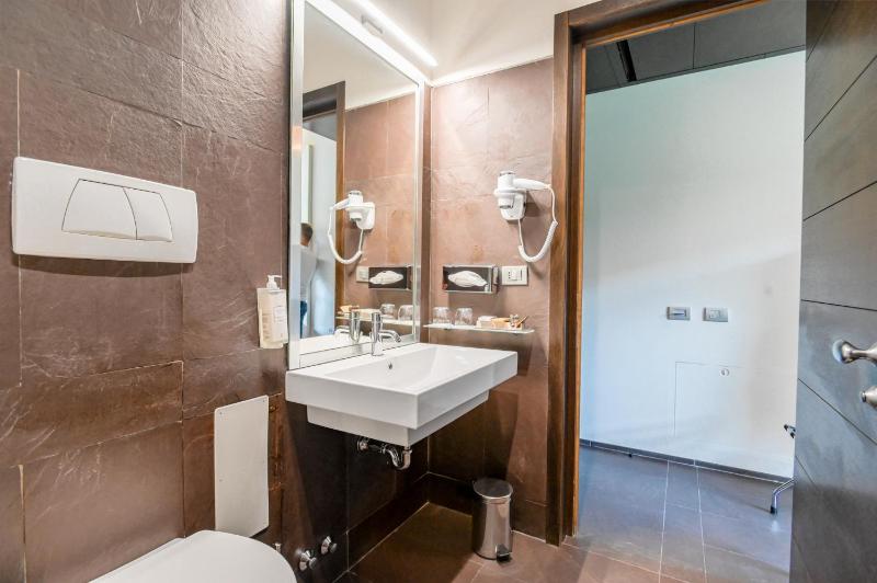 Double Room Single Use - Disability Access image 4