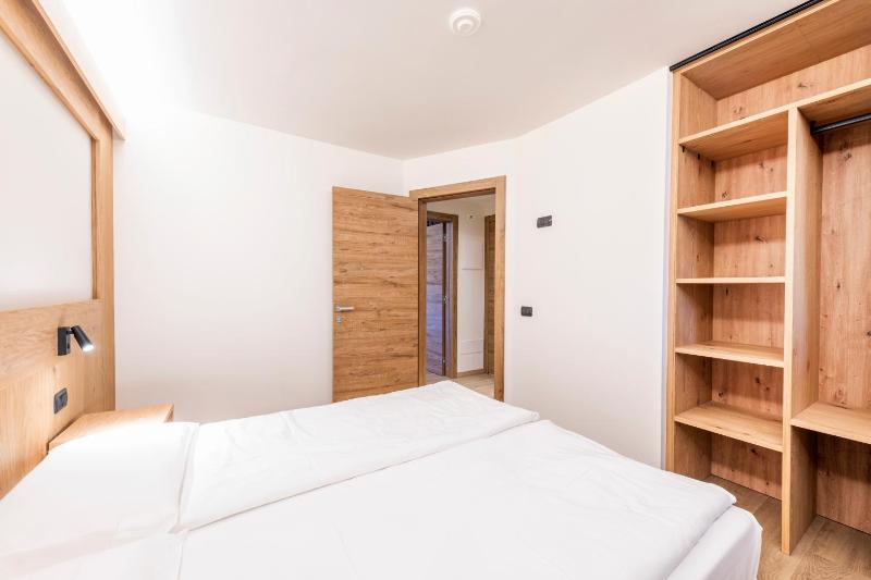 Deluxe One-Bedroom Apartment image 4