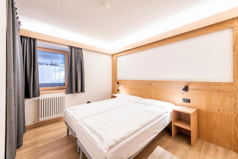 Deluxe One-Bedroom Apartment image 3