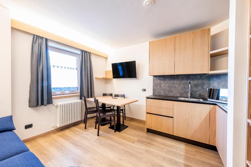 Deluxe One-Bedroom Apartment image 1