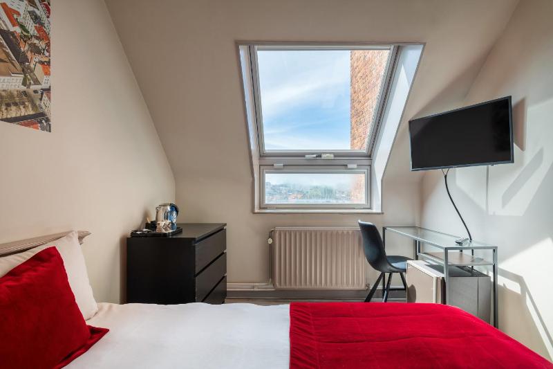 Small Double Room image 3