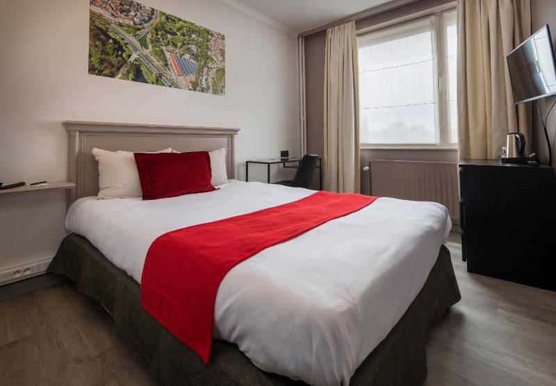 Small Double Room image 4