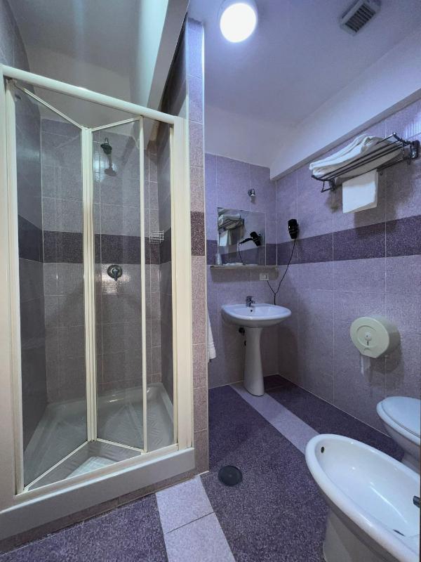Double Room image 4