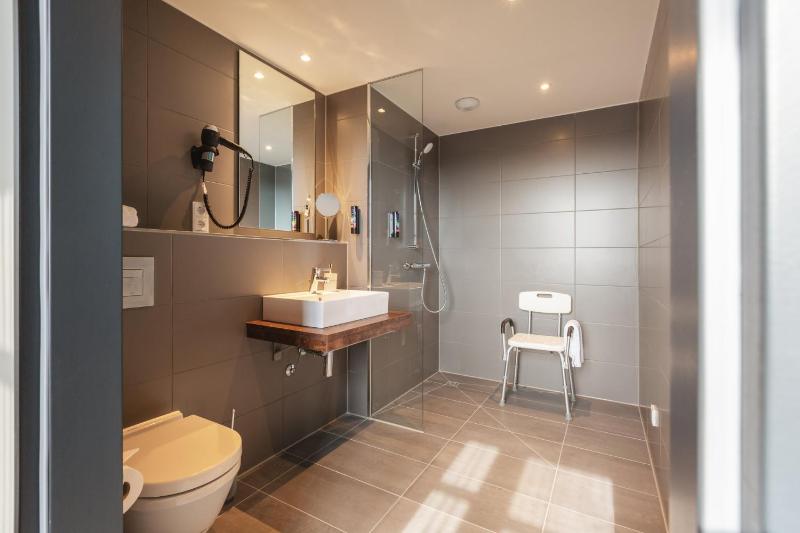 Standard Queen Room - Disability Access image 3