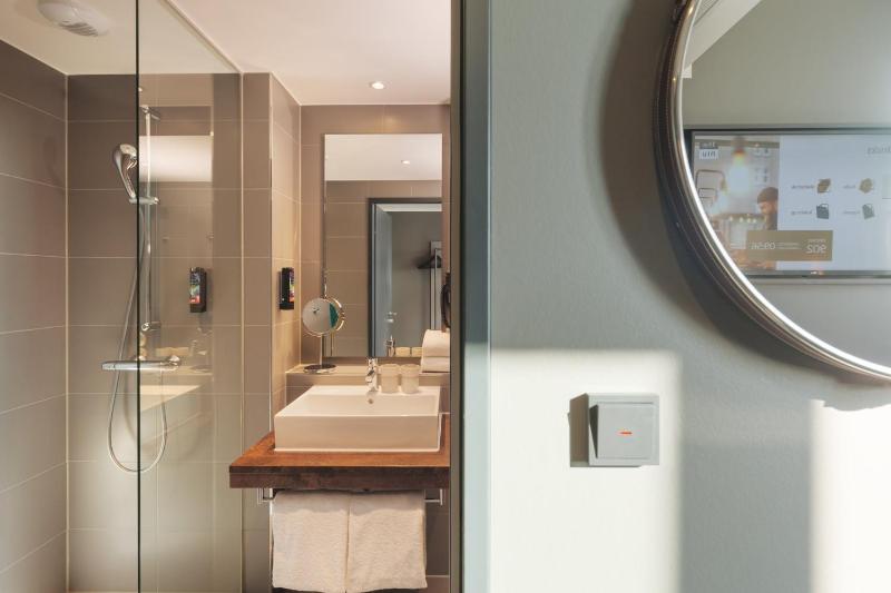 Standard Queen Room image 4