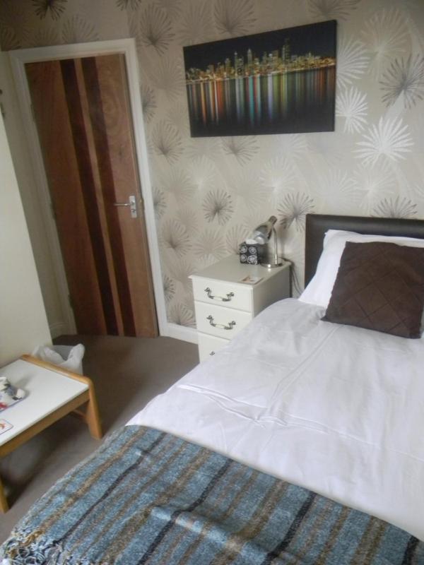 Single Room with Private Bathroom image 3