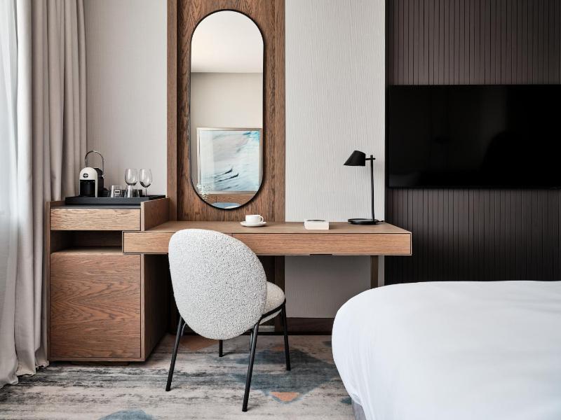 Standard King Room image 4