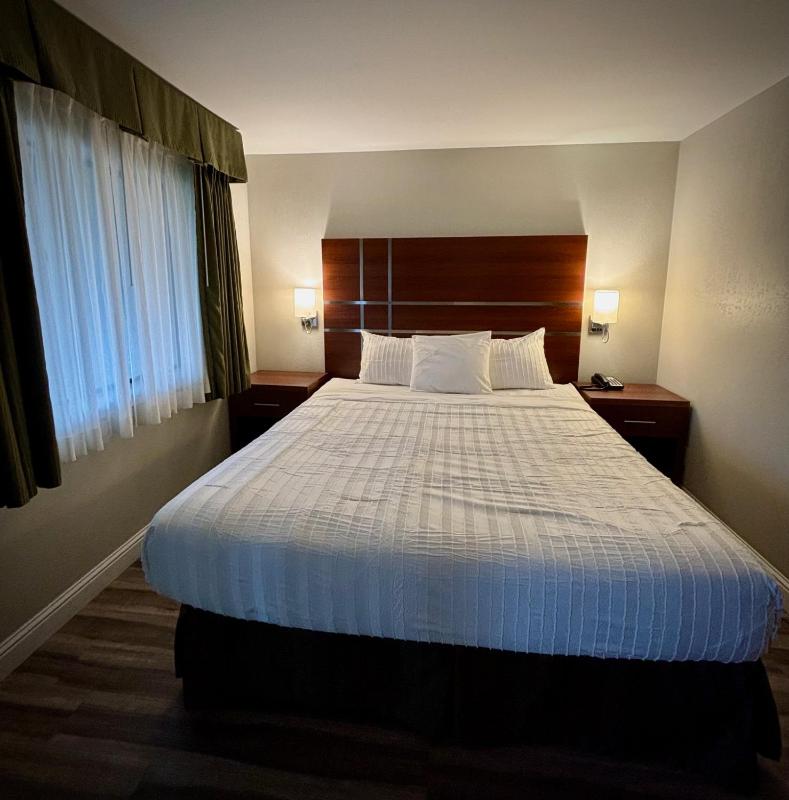 Deluxe King Room image 2