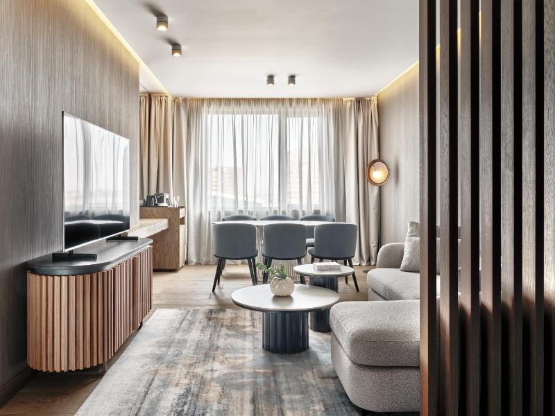 One-Bedroom Suite with Lake View - Lounge Access/Top Floor image 2