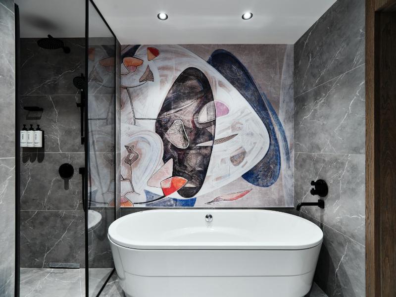 One-Bedroom Suite with Lake View - Lounge Access/Top Floor image 3