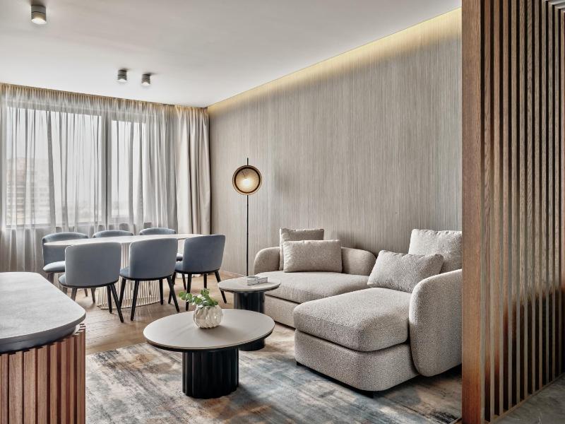 One-Bedroom Suite with Lake View - Lounge Access/Top Floor image 4