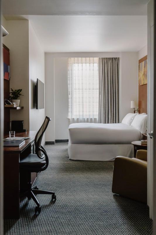 Standard Queen Room image 4