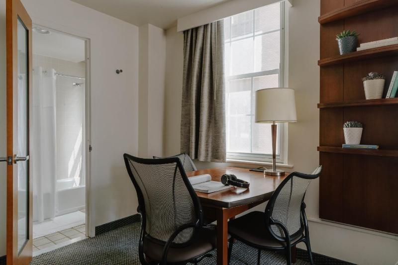 One-Bedroom Suite with Kitchenette  image 4