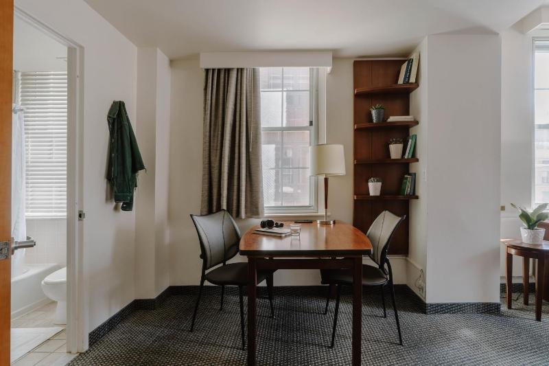 One-Bedroom Suite with Kitchenette  image 2