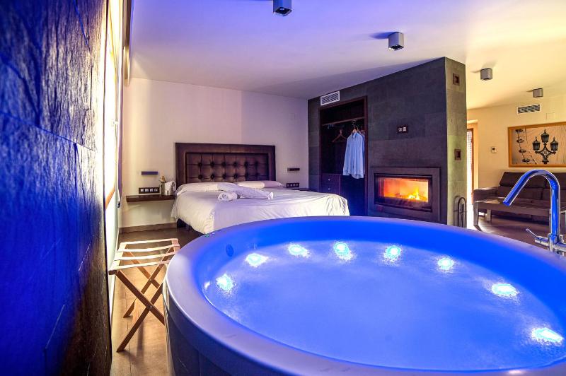 Suite with Spa Bath image 1