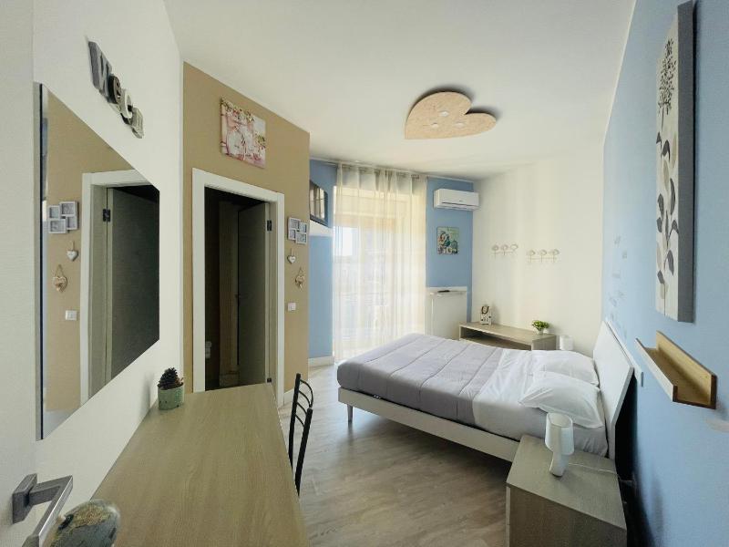 Queen Room with Balcony image 3