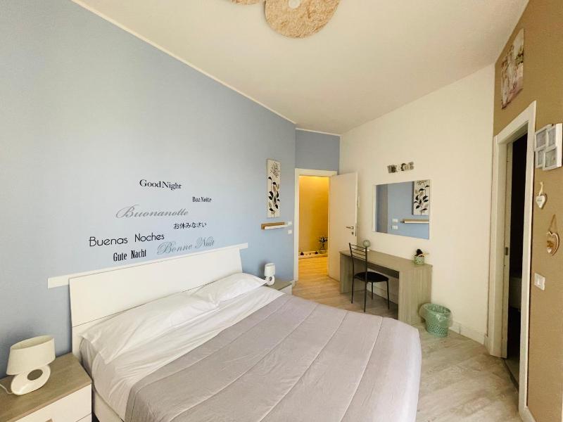 Queen Room with Balcony image 2