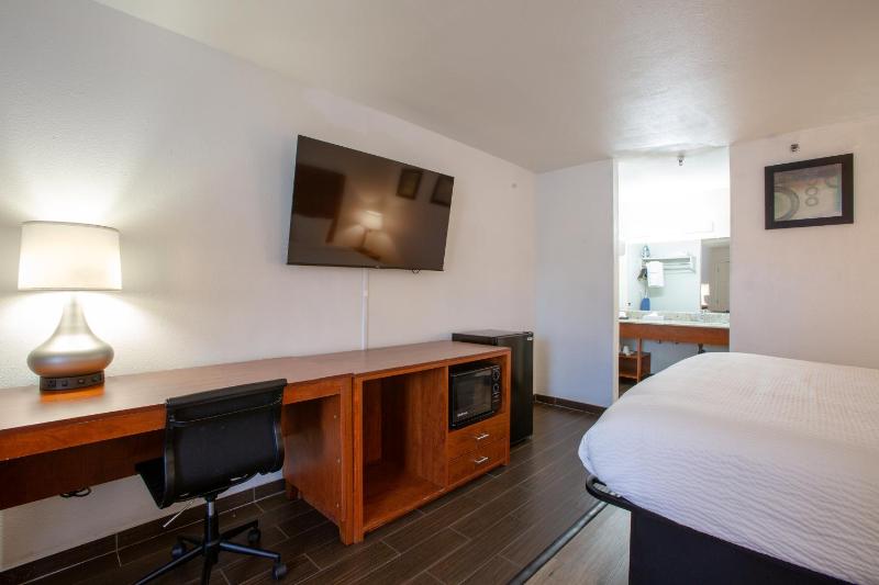 King Room with Sofabed - Non-Smoking image 3