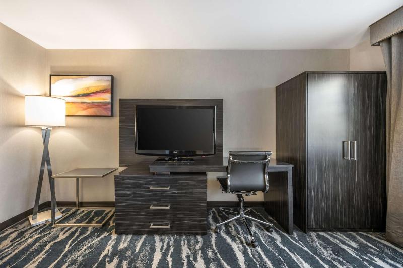 Queen Suite with Two Queen Beds and Bath Tub - Disability Access/Non-Smoking image 3