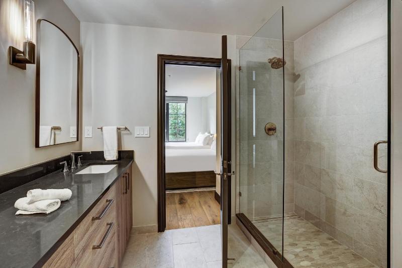 Superior Triple Room image 4