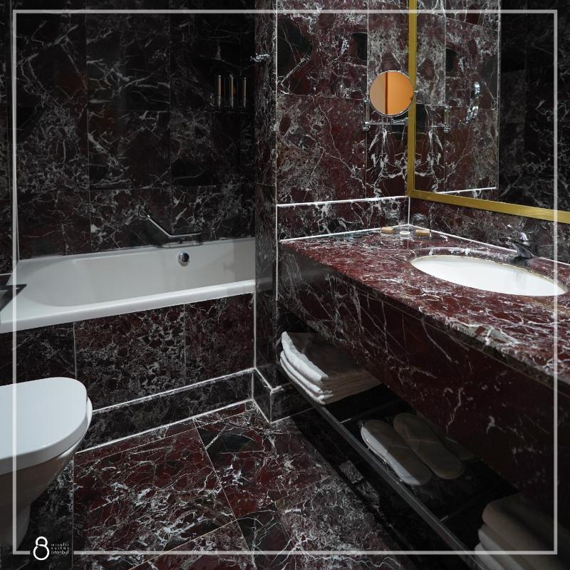Deluxe Suite image 1