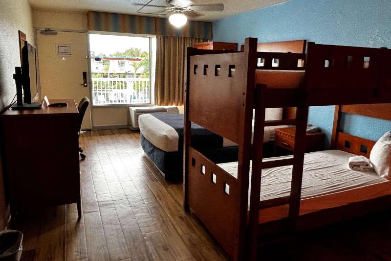 Queen Bunk Bed - Non-Smoking image 3