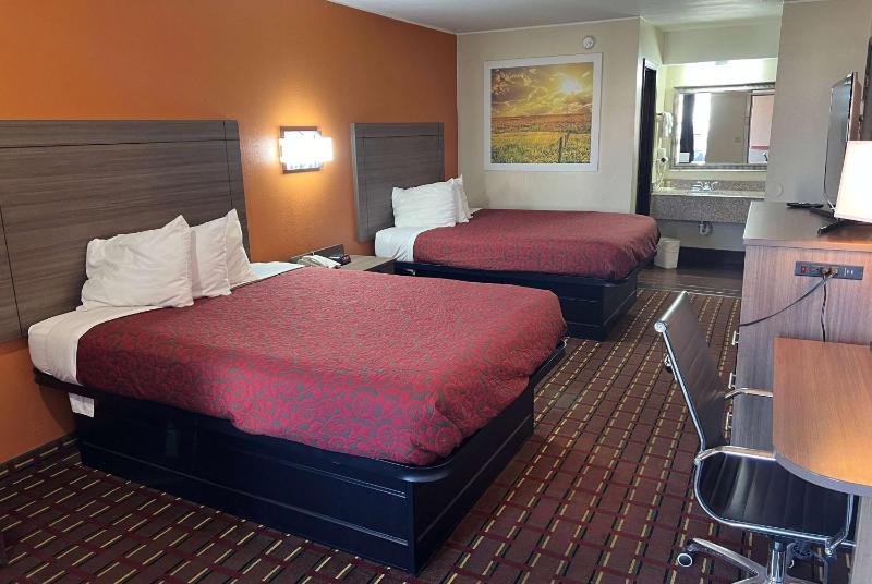 Queen Room with Two Queen Beds - Smoking image 1