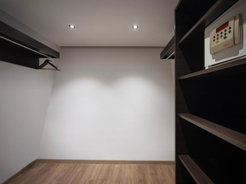 Deluxe King Corner Room image 2