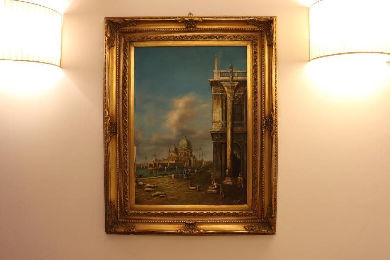 Executive Two-Bedroom Apartment with Canal View image 4