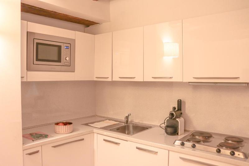 Deluxe One-Bedroom Apartment image 1