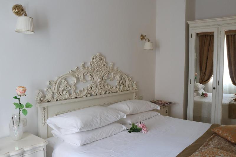 Deluxe One-Bedroom Apartment image 2