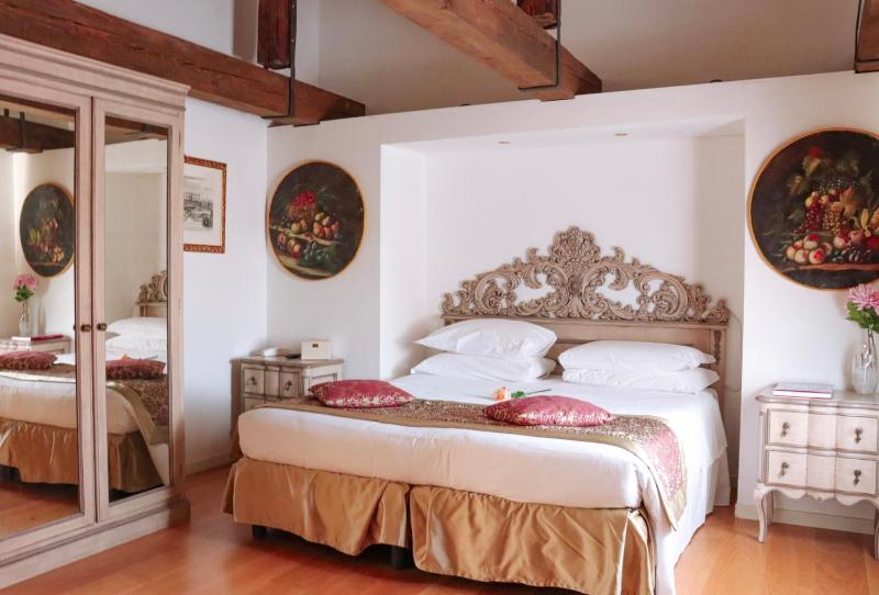 Deluxe Apartment with Canal view image 3