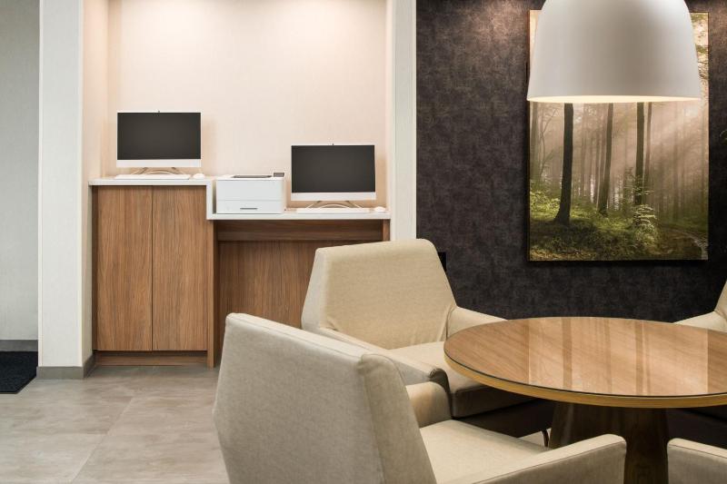 Fairfield Inn & Suites by Marriott Portland Airport - image 3