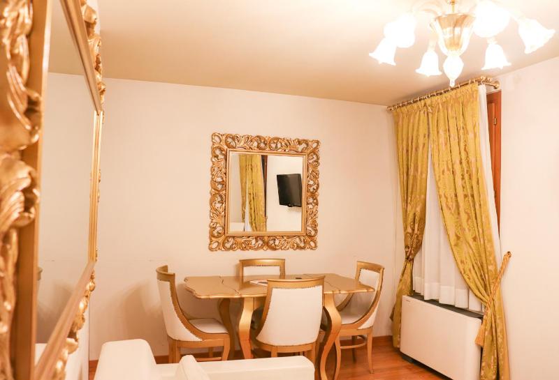 Family Apartment with canal view image 2