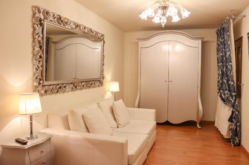 Superior One-Bedroom Apartment with canal view - Split level image 4