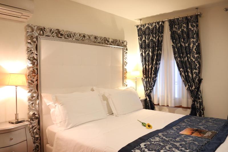 Superior One-Bedroom Apartment with canal view - Split level image 2