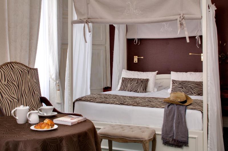 Deluxe Room with Four-Poster Bed (2 Adults) image 4