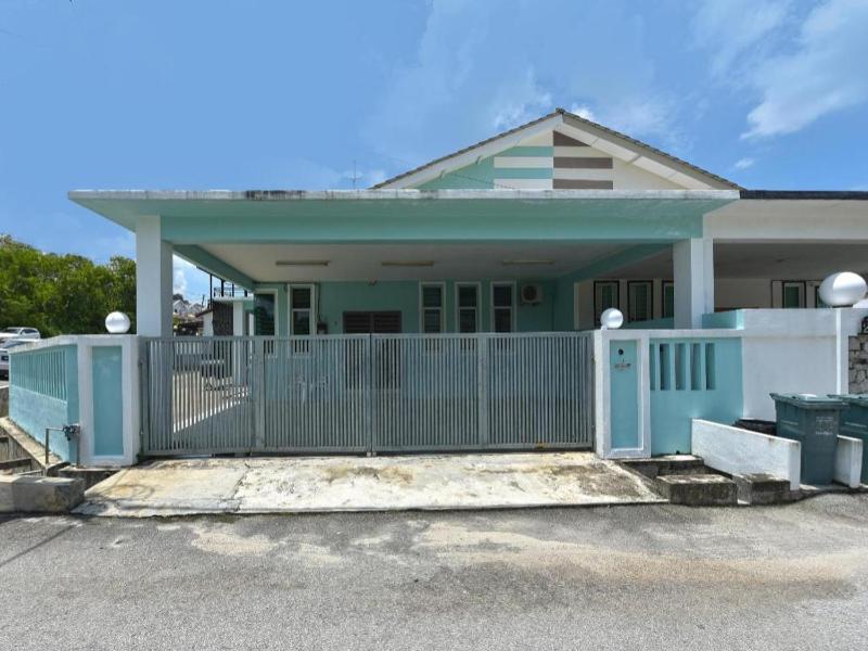 OYO Home 90582 Dz Homestay Bukit Ubi - image 1