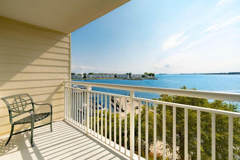 Junior Queen Suite with Sofa Bed and Balcony - Bayfront image 4