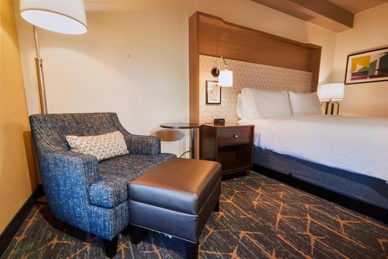 Standard King Room image 4