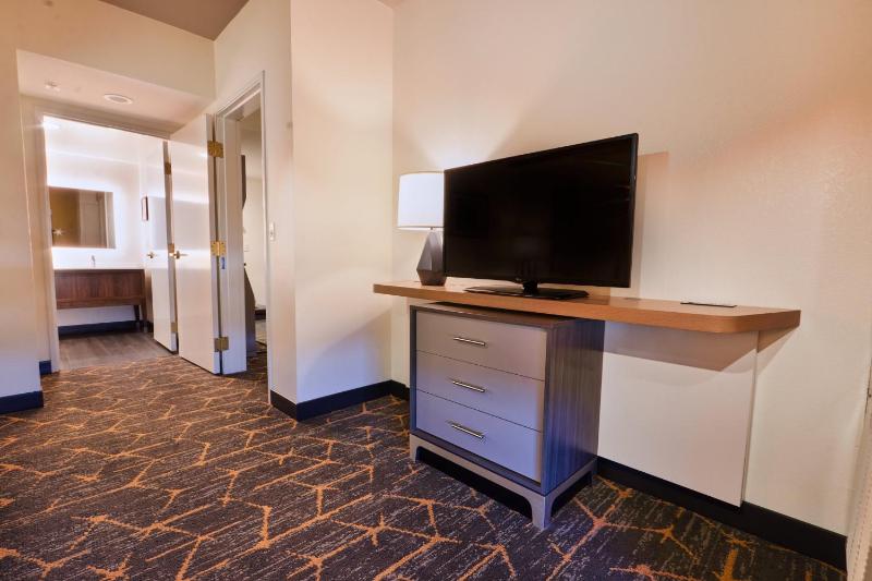King Suite - Non-Smoking image 2