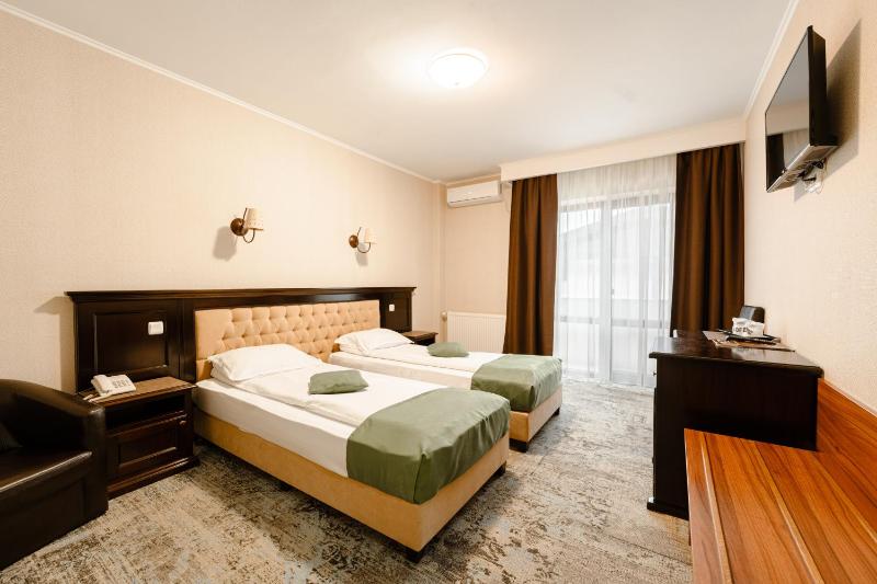Twin Room with Balcony image 4