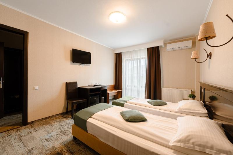 Twin Room with Balcony image 3